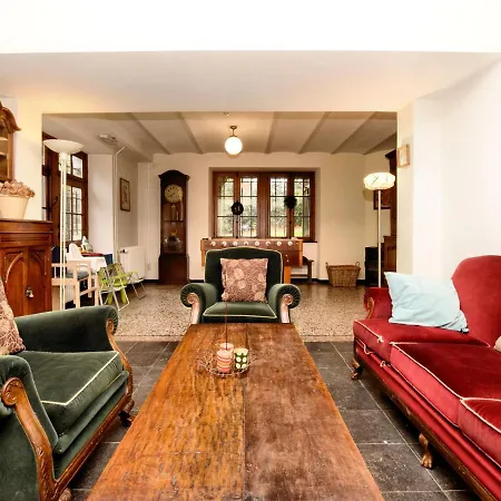Beautiful Castle House In With Spacious Garden *