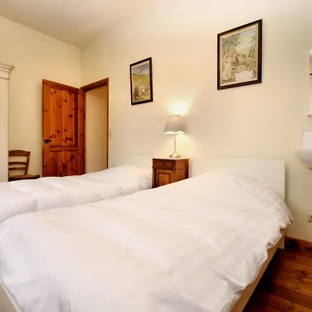 Beautiful Castle House In With Spacious Garden *