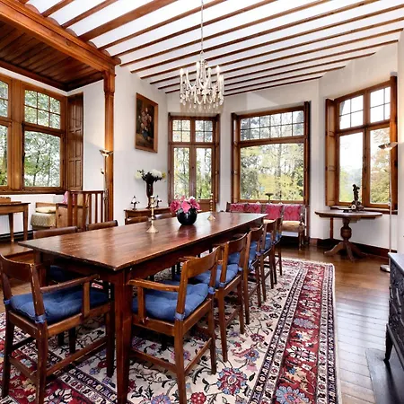 Beautiful Castle In Wit Garden *