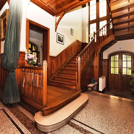 Beautiful Castle In Wit Garden *