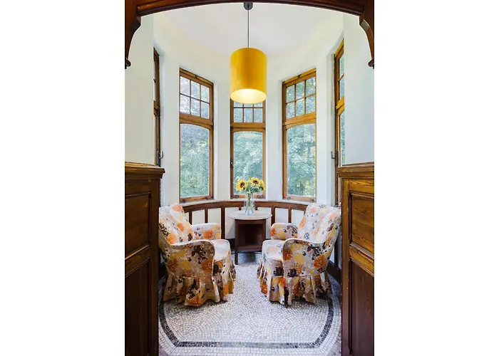 Beautiful Castle In Wit Garden *